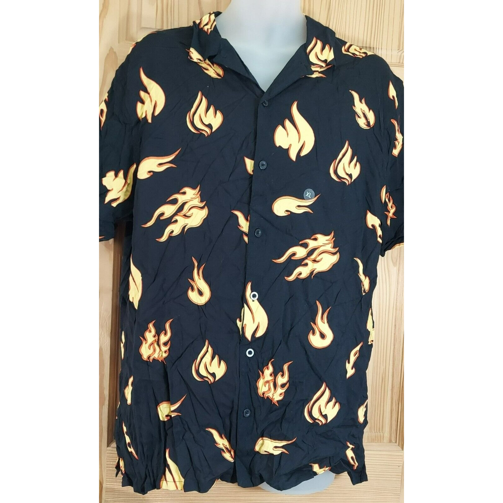 Turf & Country T&C Surf  Designs Hawaii Black Flames Button Up Men’s Size Small